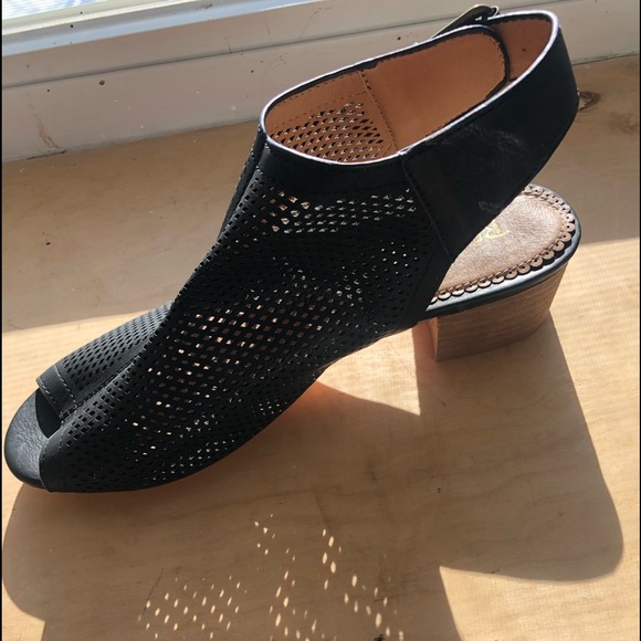 RESTRICTED … black sandals - Picture 5 of 16